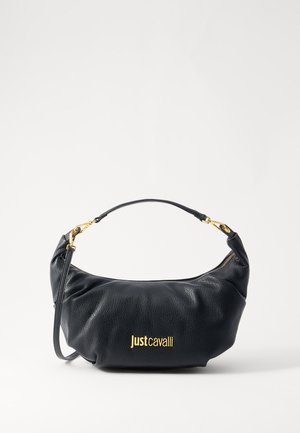 Sac à main en cuir noir avec une forme incurvée, matériel doré et logo en relief. Il dispose d'une courte bandoulière et d'une fermeture éclair. Texture lisse.