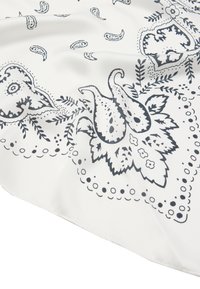 Biały jedwabny szalik z czarnymi wzorami paisley, kwiatowymi akcentami i ozdobnymi brzegami; gładka tekstura i wykończone krawędzie.