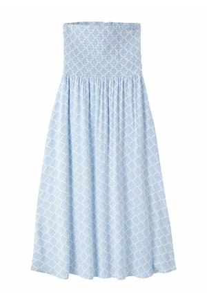 Robe bleu clair bustier avec corsage smocké et motif de coquilles blanches sur une jupe fluide.