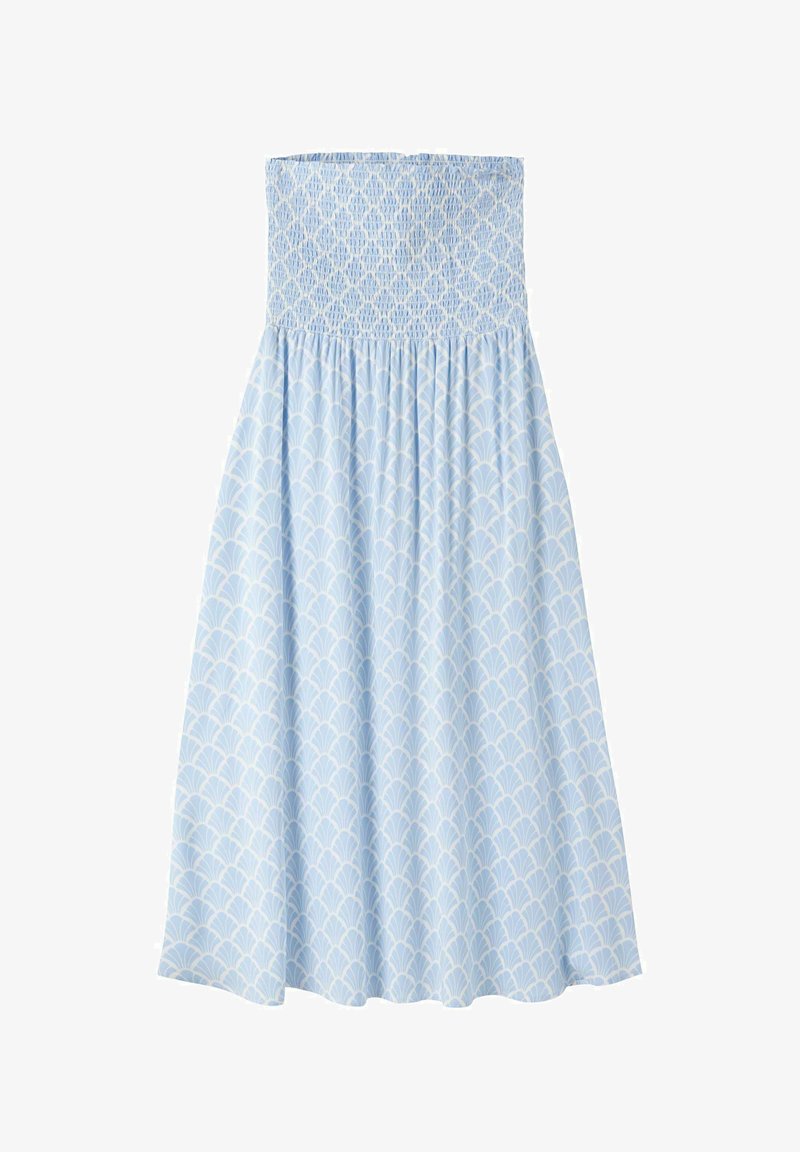 Robe bleu clair bustier avec corsage smocké et motif de coquilles blanches sur une jupe fluide.