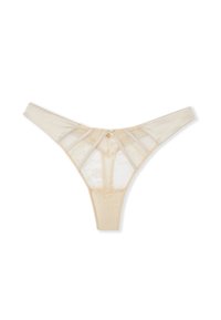 Tanga en dentelle beige avec tissu transparent, design triangulaire et motifs floraux complexes. Ornement décoratif en métal à l'arrière.