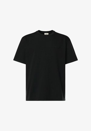 Sort t-shirt lavet af blød bomuld, med afslappet pasform, rund hals og subtilt præget logo på venstre bryst. Korte ærmer.