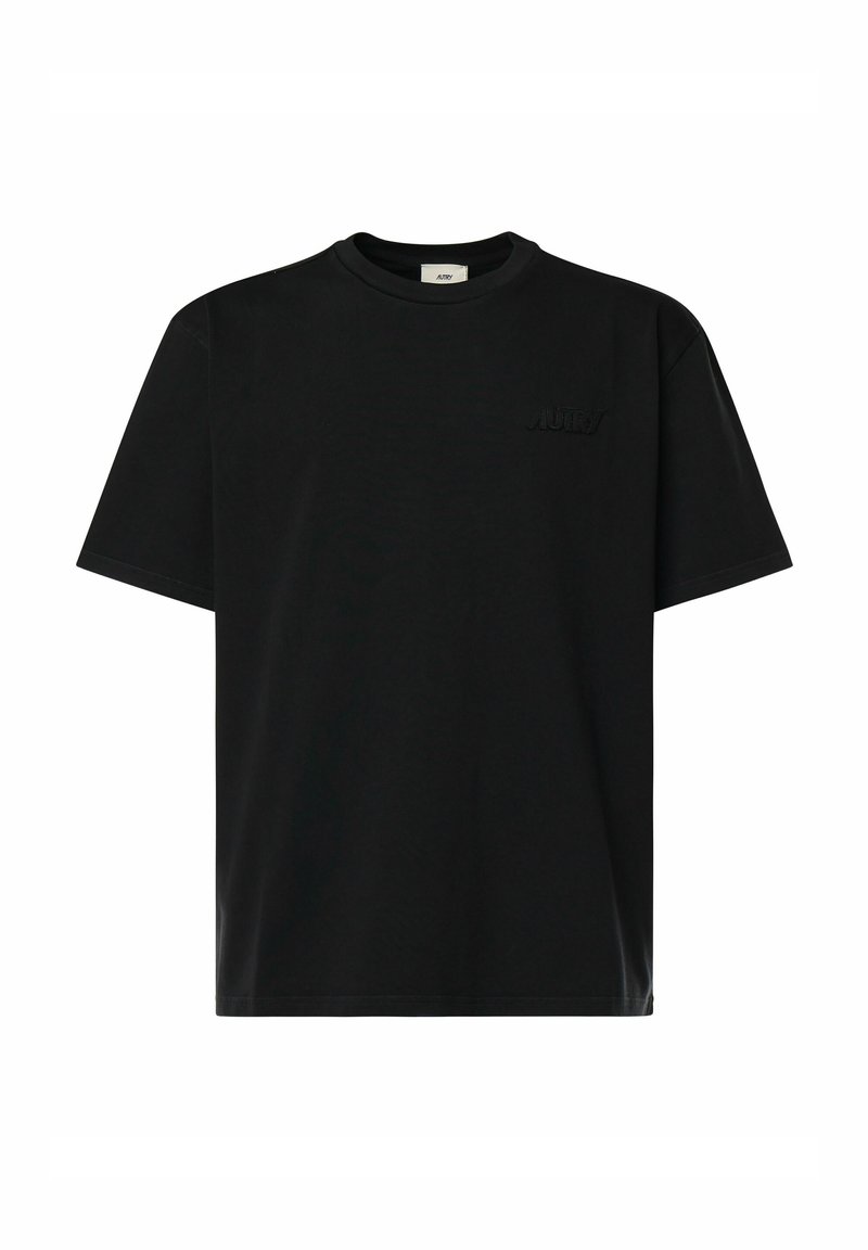 Sort t-shirt lavet af blød bomuld, med afslappet pasform, rund hals og subtilt præget logo på venstre bryst. Korte ærmer.