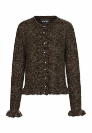 Cardigan marron, duveteux, avec un bouton à l'avant, des boutons perlés et une bordure à franges au bas et aux manches. Texture douce et design ajusté.