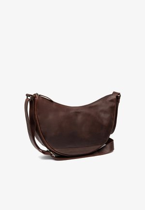 Borsa a tracolla in pelle marrone con forma curva, chiusura a zip e tracolla regolabile. Texture liscia e design minimalista senza decorazioni.