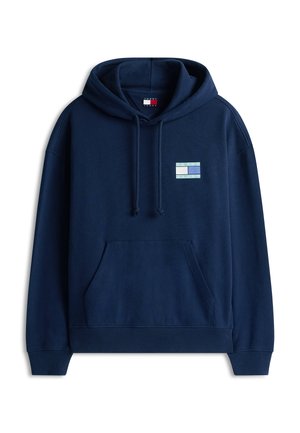 Marineblå hettegenser i mykt materiale med frontlomme, snøring i hetten og en rektangulær logopatch med blå og turkise striper.