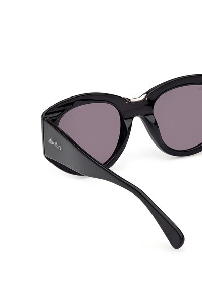 Gafas de sol negras de estilo cateye con lentes oscuras y patillas gruesas, con la marca "Max Mara" en la sien izquierda.