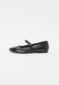 Pantofii plată Mary Jane din piele neagră, cu vârful rotund, capac din piele lăcuită și o curea decorativă peste glezna piciorului. Textură netedă și design minimalist.