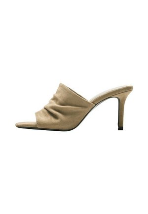 Mule beige en daim à enfiler avec empeigne froncée, bout ouvert et talon haut et fin, présentée de profil sur fond blanc.