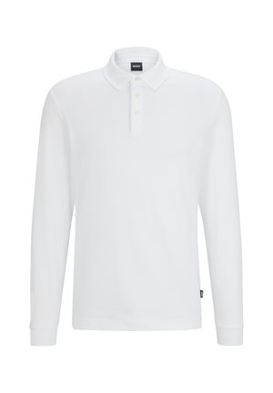 Camisa polo blanca de manga larga hecha de algodón, con un cuello abotonado, bordado sutil del logo y un diseño de corte recto.