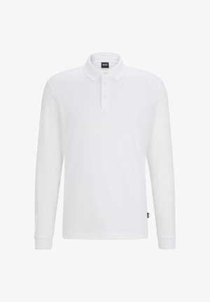 Tricou polo alb cu mâneci lungi, realizat din bumbac, având un guler cu nasturi, broderie discretă a logo-ului și un design cu croială dreaptă.