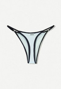 Ljusblå bikini-tanga med mörkblå elastisk kant, med en slät textur och minimalistisk design. Inkluderar metallisk varumärkesdetalj.
