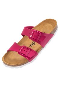 Rosa sandaler med två justerbara remmar, metallspännen och en korkfotsäng. Sulan är vit med ett mönster för grepp.