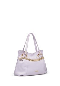 Borsa tote in pelle lavanda con dettagli in catena dorata, texture liscia, due manici e logo impresso sul davanti.