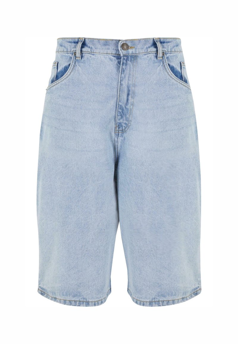 Short en jean bleu clair avec passants de ceinture, bouton sur le devant, fermeture éclair et deux poches avant, présenté sur fond blanc.