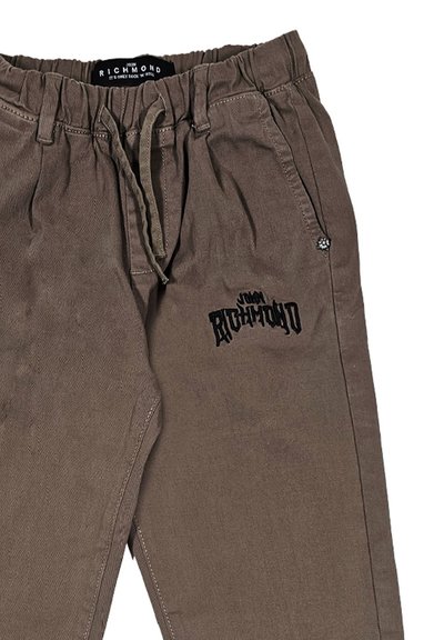 Pantaloni in cotone marroni con vita elastica, cordino, tasche laterali e logo ricamato nero sulla gamba sinistra.