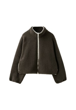 Veste polaire marron foncé avec col montant et fermeture éclair blanche à l'avant, avec manches longues et poches latérales.