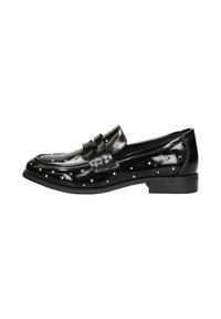 Zwarte lakleren loafers met studs, een platte zool en een decoratieve band over het midden voor extra detail.