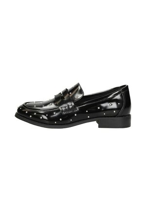 Zwarte lakleren loafers met studs, een platte zool en een decoratieve band over het midden voor extra detail.
