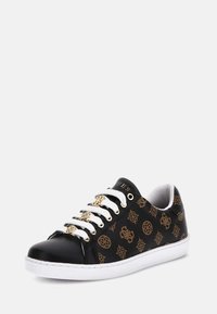 Sneaker nera con motivi dorati del logo, lacci bianchi e dettagli in oro. Presenta una suola in gomma bianca e un materiale nero testurizzato.