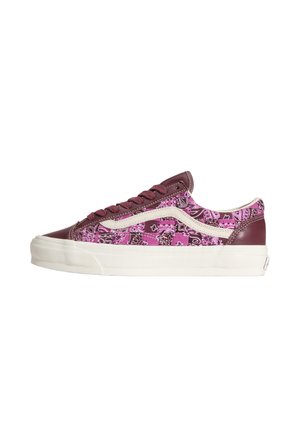 Lavtopet sneaker i bordeaux og rosa patchwork med hvid sidestribe, snørebånd og tyk hvid sål.