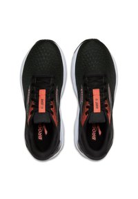 Scarpe da corsa nere con tomaia in maglia a trama eccessiva, dettagli corallo e suole bianche. Presentano un marchio prominente sulla linguetta e sul lato.