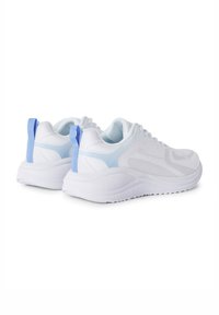 Zapatillas deportivas blancas con malla texturizada y paneles lisos, detalles azules en el talón y el costado, y una suela blanca gruesa y estriada.
