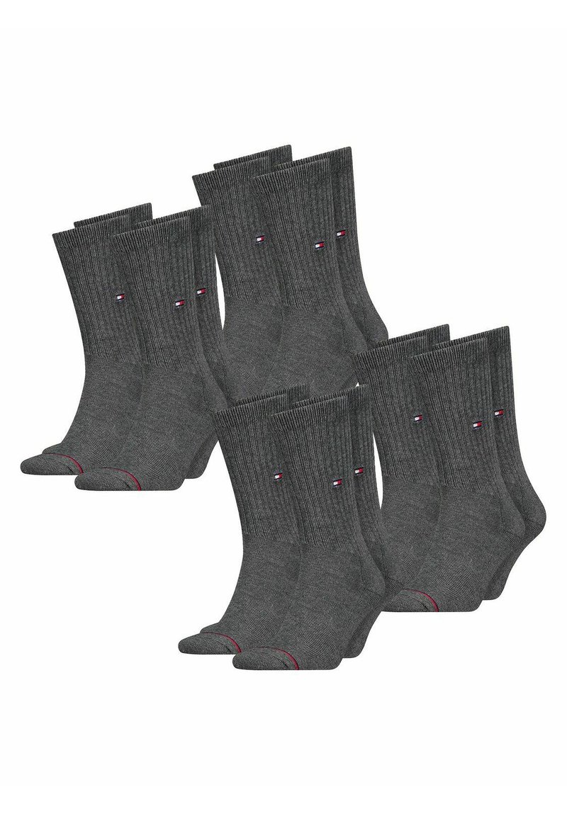 Donkergrijze katoenen crew socks, geribbeld oppervlak, met kleine rode, witte en blauwe logo-accenten nabij de enkel, verpakt in sets van vijf.