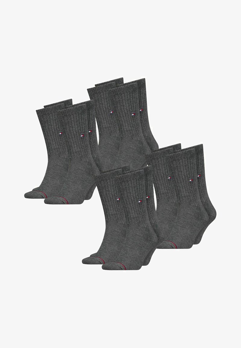 Donkergrijze katoenen crew socks, geribbeld oppervlak, met kleine rode, witte en blauwe logo-accenten nabij de enkel, verpakt in sets van vijf.