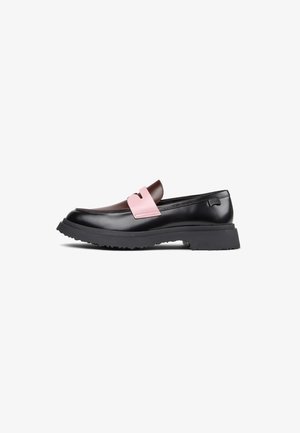 Schwarze Lederloafer mit einem braunen und pinken Akzentgurt, dicke schwarze Sohle mit strukturiertem Profil, schlankes Design.