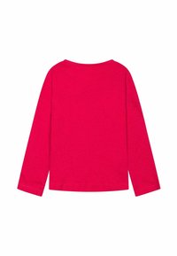 Hosszú ujjú póló élénk magenta színben, puha pamutból készült, kerek nyakkivágással és minimális varrási részletekkel.