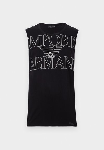 Melna bezpiedurkņu kokvilnas t-kreklu ar balto Emporio Armani logotipu, izteiksmīgu ērglis dizainu un apaļu kaklu.
