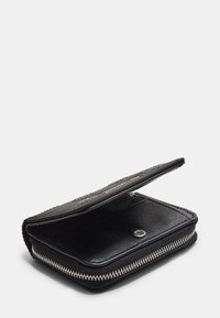 Portafoglio in pelle nera con chiusura a zip e bottone a pressione, dotato di scomparti per carte all'interno e superficie testurizzata. Design compatto e rettangolare.