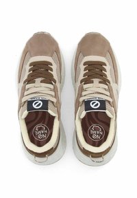 Scarpe da ginnastica marrone chiaro e beige realizzate con materiali in suede e mesh. Lacci rotondi e suola trasparente. Logo visibile sulla linguetta e sulla soletta.