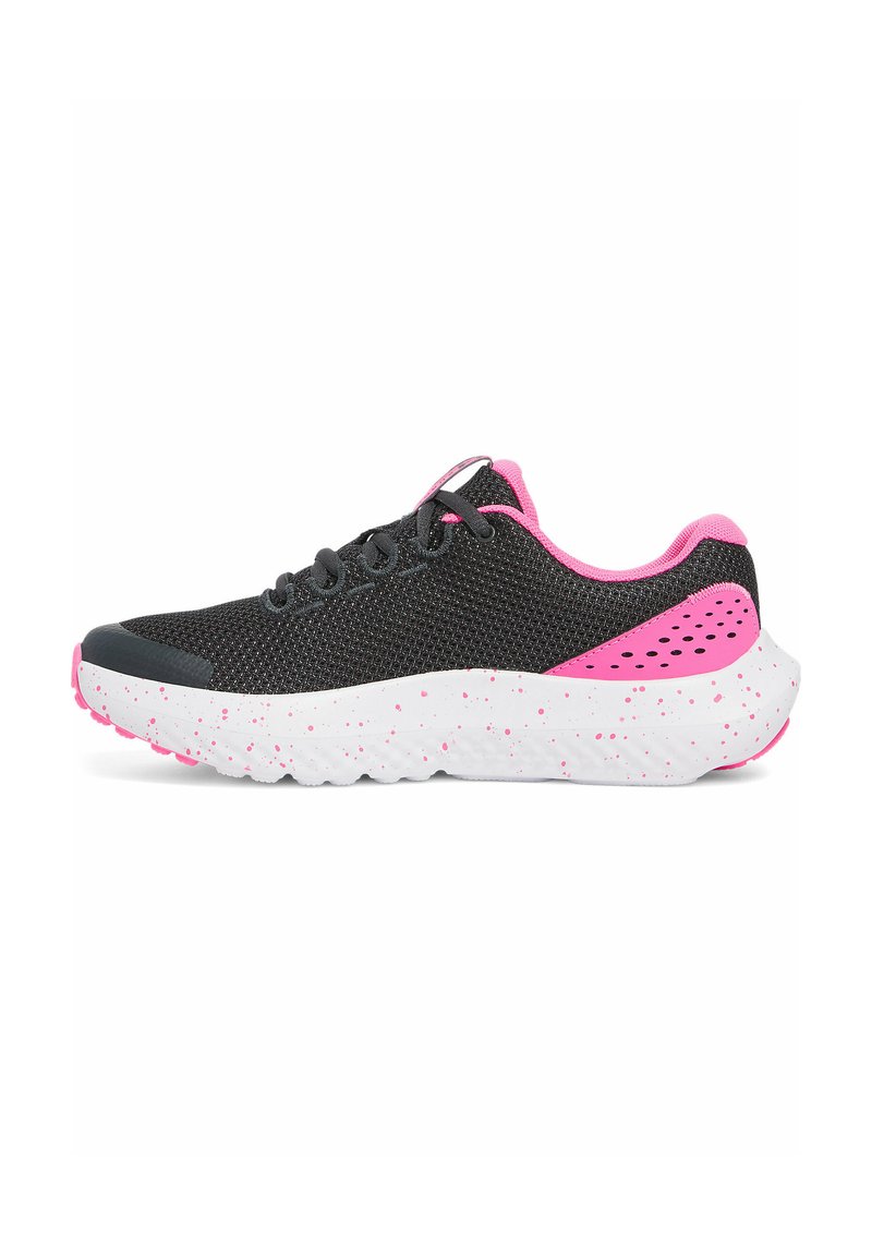 Chaussure de sport noire et rose avec tige en mesh, capuchon de orteil gris, accents roses et semelle en EVA blanche mouchetée pour un amorti et un soutien.