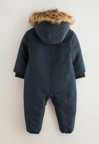 Marineblauer Outdoor-Overall mit einer gefütterten Kapuze aus Kunstfell, elastischen Bündchen und einem glatten, isolierenden Stoff. Mit Logodetails in Rot.