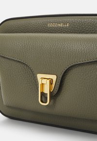 Coccinelle BEAT SOFT - Umhängetasche - laurel green