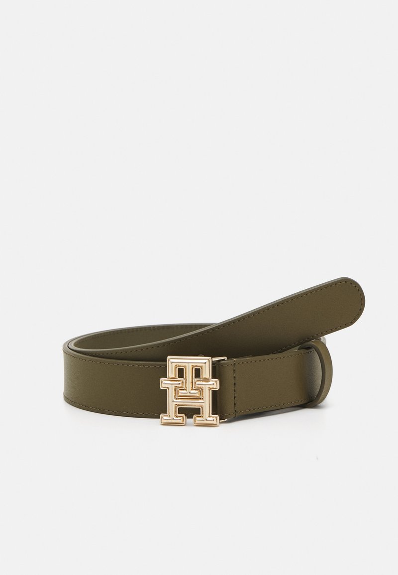 Ceinture en cuir vert olive avec boucle entrelacée T et H dorée, présentée enroulée sur fond blanc.