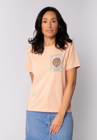 Perzik kleurige katoenen t-shirt met korte mouwen en een ronde halslijn, voorzien van een kleurrijke grafische print van pizza in een rechthoekig ontwerp.