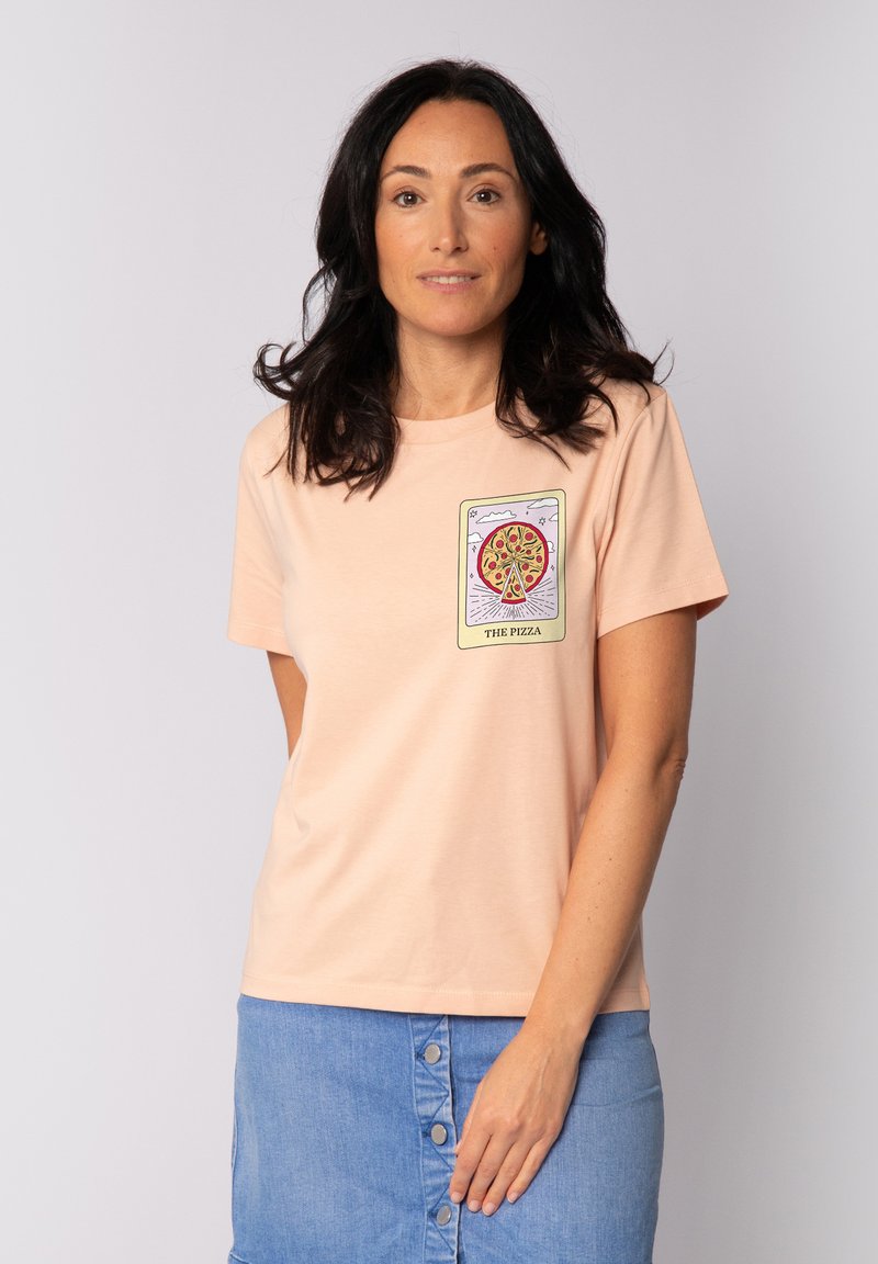 Perzik kleurige katoenen t-shirt met korte mouwen en een ronde halslijn, voorzien van een kleurrijke grafische print van pizza in een rechthoekig ontwerp.