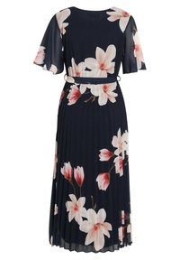 Robe midi bleu marine avec jupe plissée, manches courtes volantées, ceinture à la taille et grand imprimé floral rose et blanc sur toute la robe.