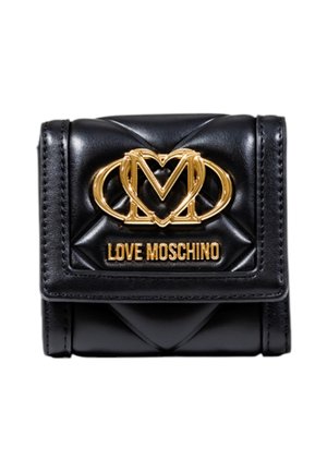 Portafoglio in pelle nera con motivo a rombi, dotato di un logo a forma di cuore dorato con la lettera "M" e la scritta "Love Moschino" sulla patta anteriore.