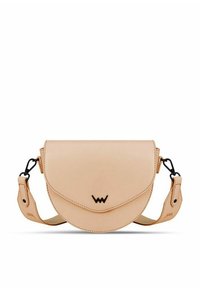 Světle béžová kožená crossbody taška, kulatého tvaru s klopou. Obsahuje černé kovové detaily a nastavitelný popruh se zapínáním na patenty.