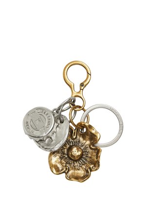 Porte-clés avec un charme fleur en or, des anneaux en argent dont un gravé avec "Liebeskind Berlin," et un fermoir en or.