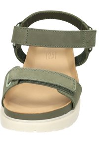 Sandale en cuir vert avec deux sangles ajustables, une semelle intérieure rembourrée beige clair et une semelle en caoutchouc blanche. Présente des détails de couture subtils.
