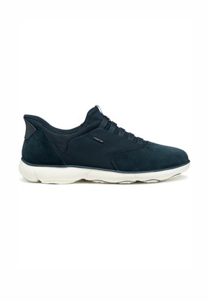 Zapatillas de ante azul marino con parte superior de malla, diseño de cordones y suela de goma blanca. Cuenta con un sutil logo de la marca en el lateral.