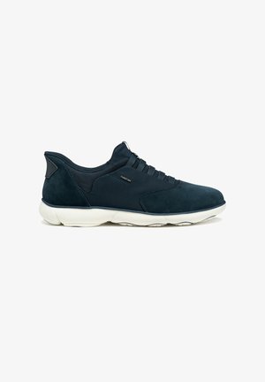 Sneaker in suede blu navy con tomaia in rete, design con lacci e suola in gomma bianca. Presenta un logo del marchio discreto sul lato.
