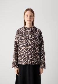 Jachetă cu imprimeu leopard, cu mâneci lungi, guler rotund și închidere cu nasturi. Fabricată dintr-un material moale, cu o suprafață texturată și cu model.