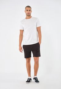 Pier One by Zalando - 5 PACK - T-shirt basic - brown/white/black Immagine in miniatura 1
