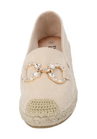Scarpa slip-on beige in scamosciato con un accento in crochet sulla punta e un dettaglio in catena dorata che abbellisce la parte superiore, caratterizzata da gemme trasparenti.